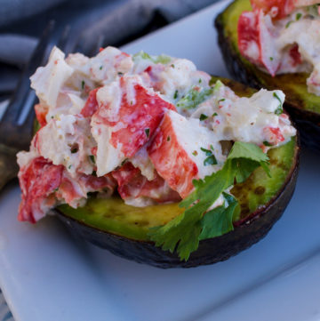 az alaszkai királyrák saláta Grillezett avokádóval kényeztető csemege, amely tökéletes tavaszi vagy nyári étkezéshez.